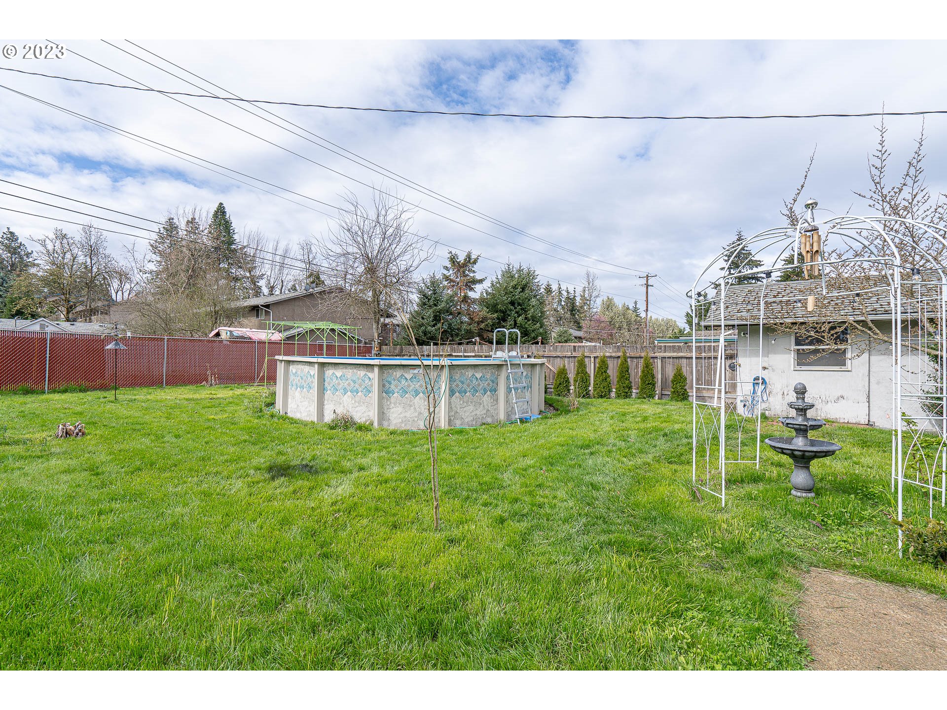 471 West M Street Springfield, OR 97477 - Photo 23 of 37 a view of a house with backyard and a garden