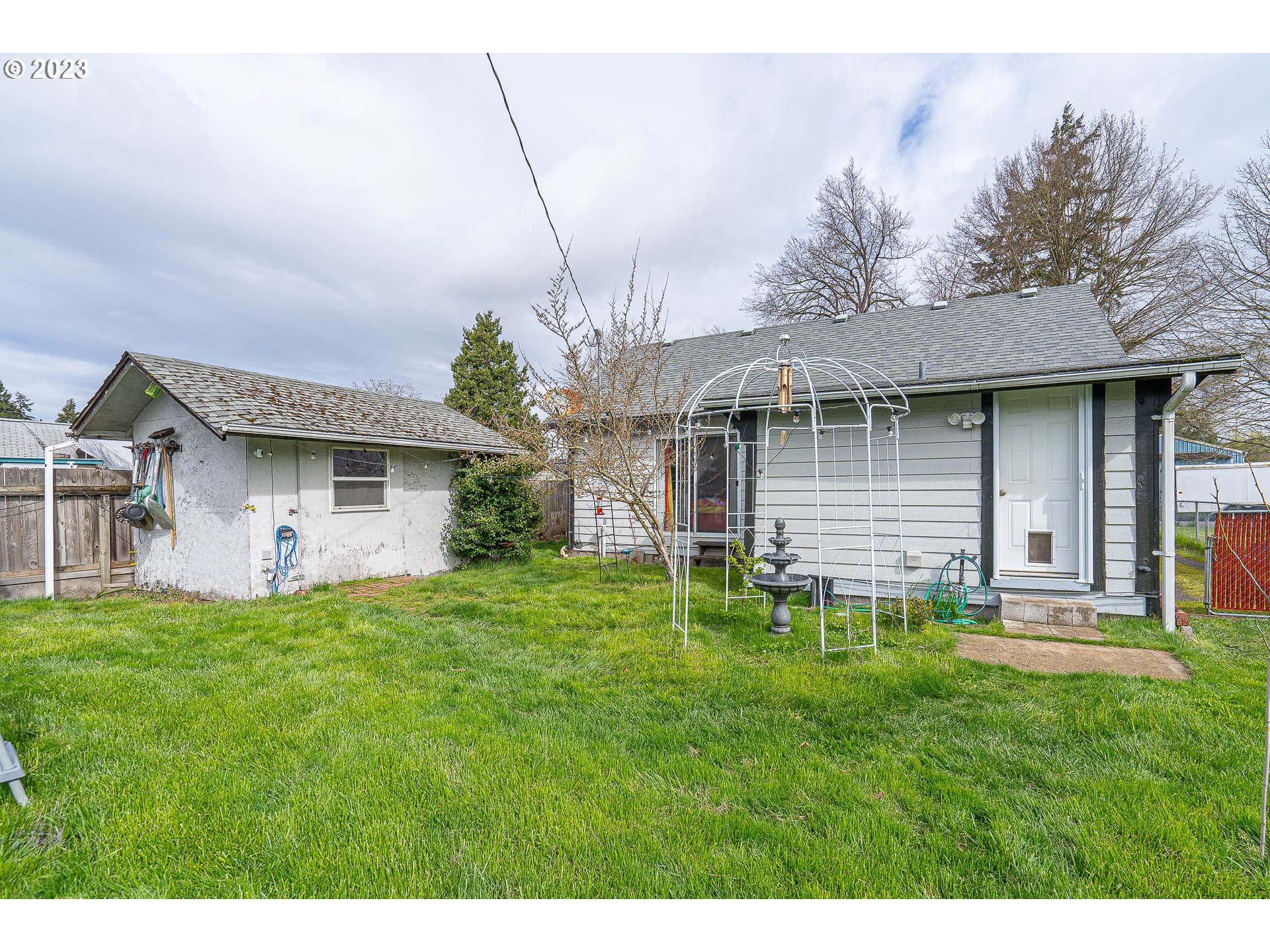 471 West M Street Springfield, OR 97477 - Photo 30 of 37 a backyard of a house with table and chairs