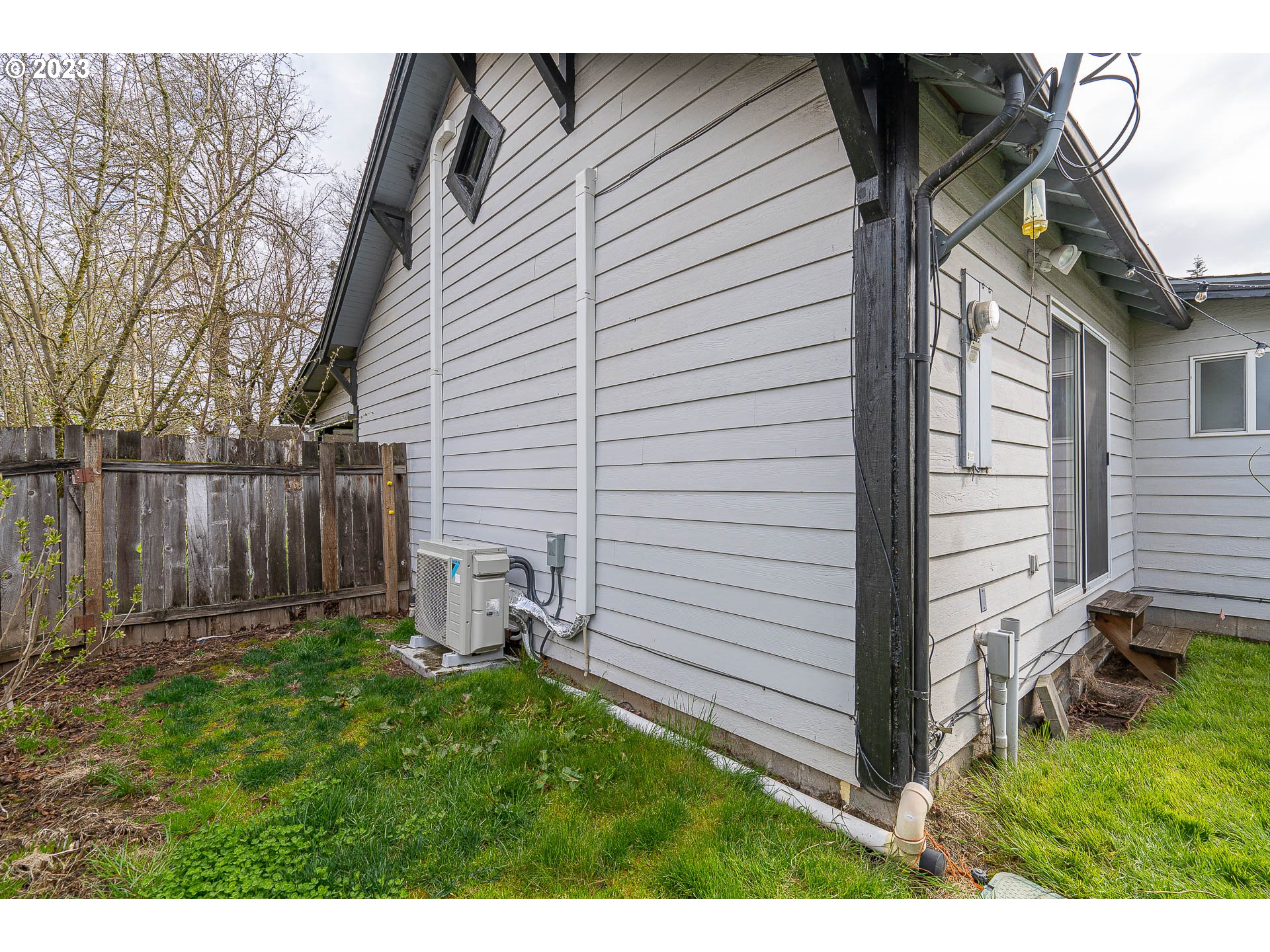 471 West M Street Springfield, OR 97477 - Photo 31 of 37 a view of a back yard of the house