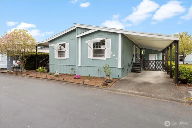 a view of backyard of the house