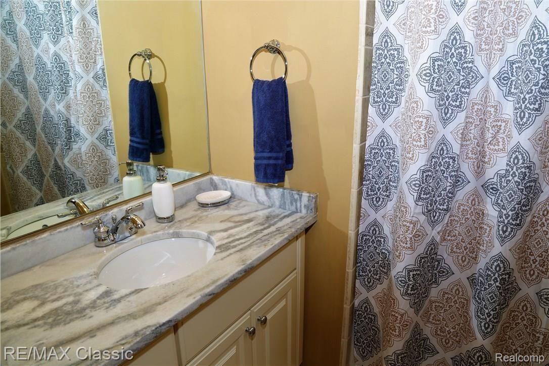 34028 Lyncroft Street Farmington, MI 48331 - Photo 63 of 66 image0069.jpg