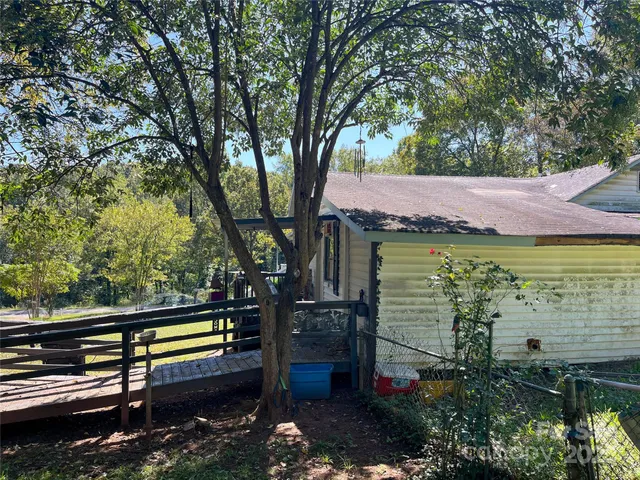 a view of a back yard on the green field
