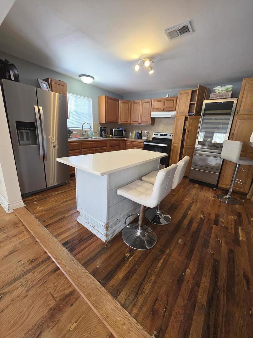 2709 North River Isle Road Momence, IL 60954 - Photo 7 of 23 a living room with a table a rug and kitchen view