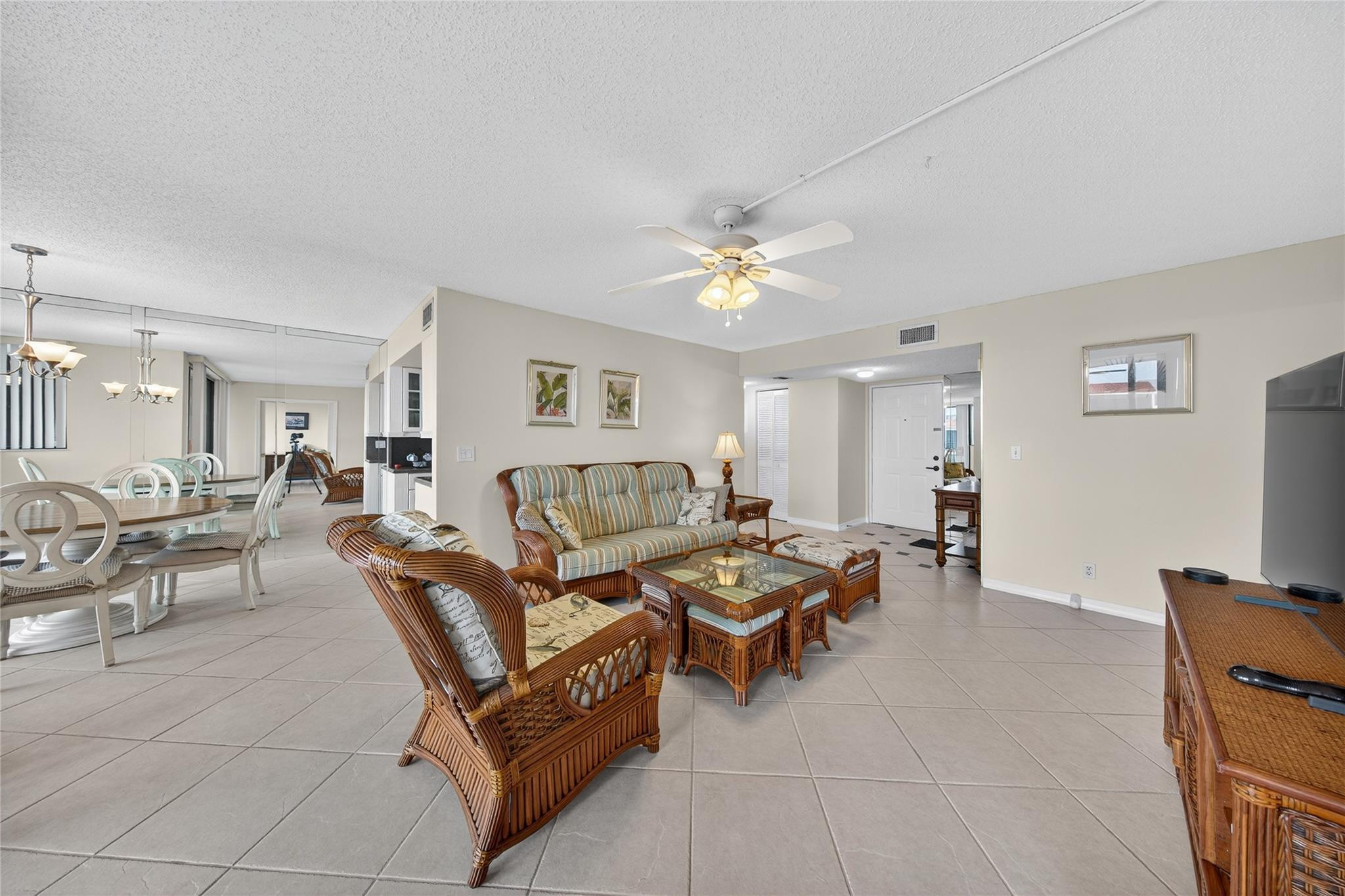 800 Jeffery Street, Unit 405 Boca Raton, FL 33487 - Photo 7 of 50 Living room