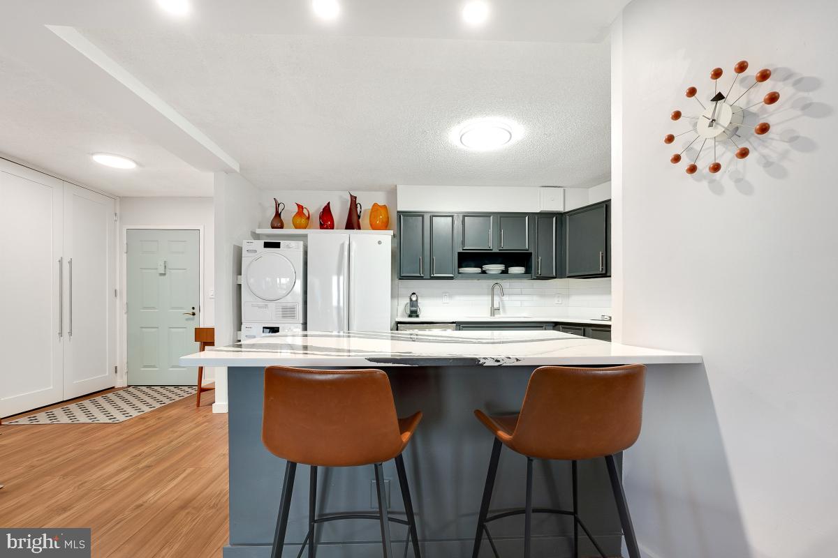5901 Mt Eagle Drive, Unit 1604 Alexandria, VA 22303 - Photo 19 of 39 Kitchen - Breakfast Bar Opposite View