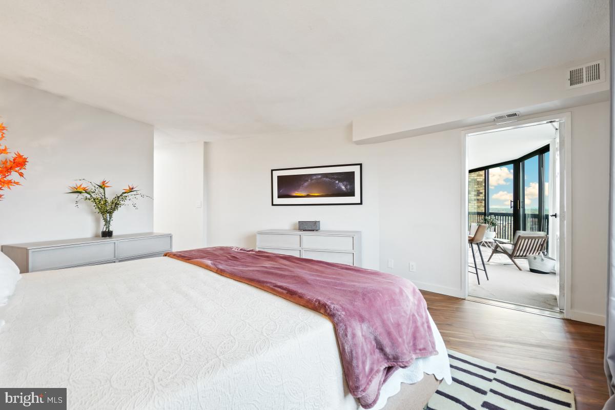 5901 Mt Eagle Drive, Unit 1604 Alexandria, VA 22303 - Photo 25 of 39 Primary/MBR - Private Access to Sun/Florida Room