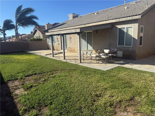 a view of a house with backyard and porch