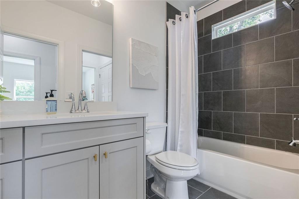 1025 Stonewood Field Road Watkinsville, GA 30677 - Photo 38 of 98 a bathroom with a sink a toilet and bathtub