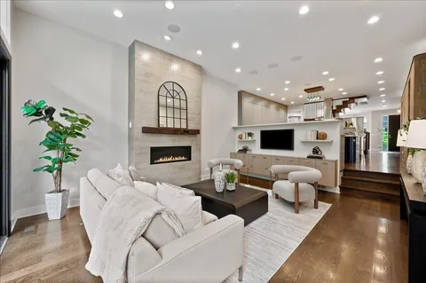 $2,500,000 | 2901 North Burling Street, Chicago, IL 60657