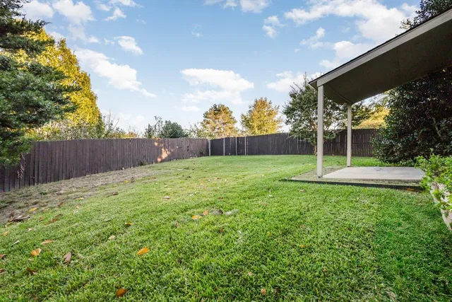 a view of a backyard