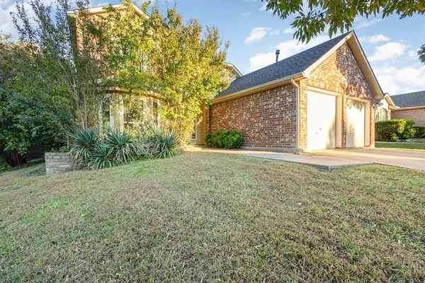 a view of a yard in front of a house