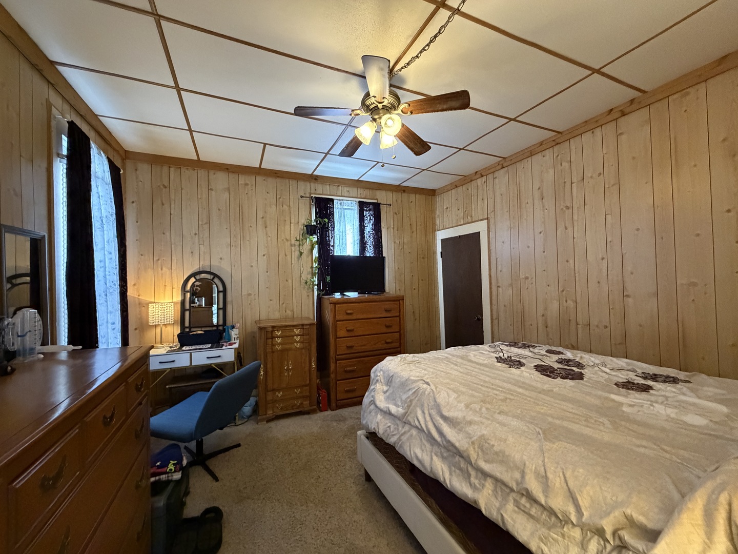405 East Seminary Avenue Hoopeston, IL 60942 - Photo 17 of 38 a bedroom with a bed and a desk