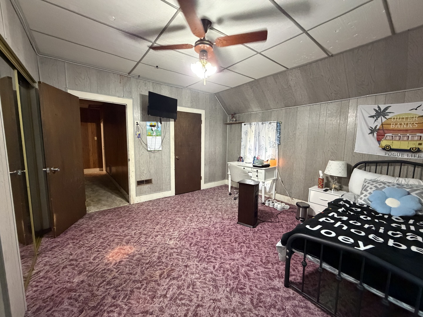 405 East Seminary Avenue Hoopeston, IL 60942 - Photo 24 of 38 a bedroom with a bed and a table in it