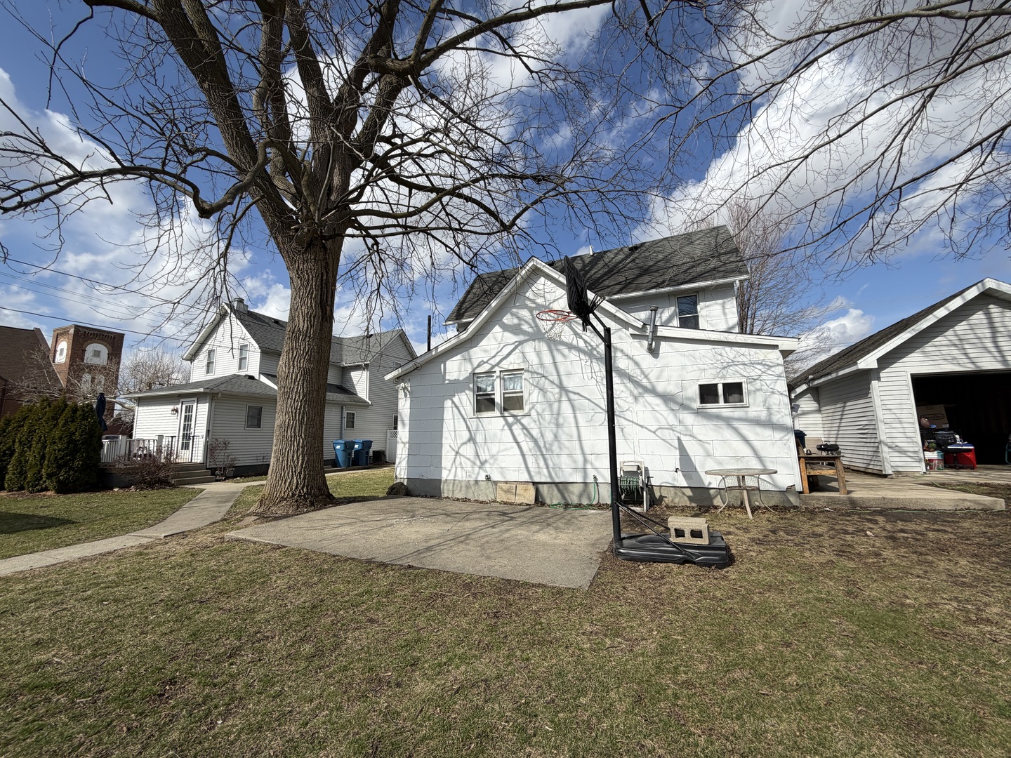 405 East Seminary Avenue Hoopeston, IL 60942 - Photo 33 of 38 a view of garage with a white house