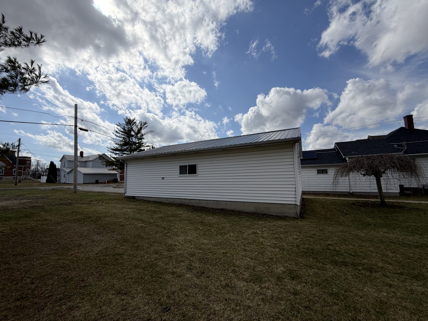 405 East Seminary Avenue Hoopeston, IL 60942 - Photo 35 of 38 a backyard of a house with lots of green space