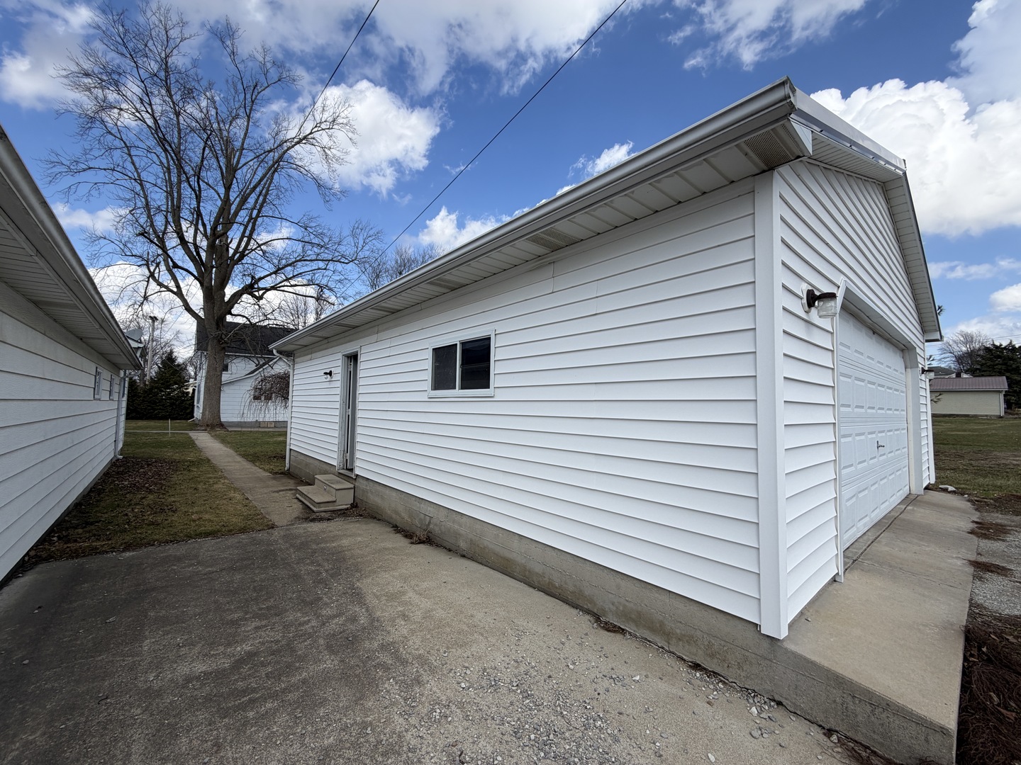 405 East Seminary Avenue Hoopeston, IL 60942 - Photo 37 of 38 a view of a house with a yard and garage