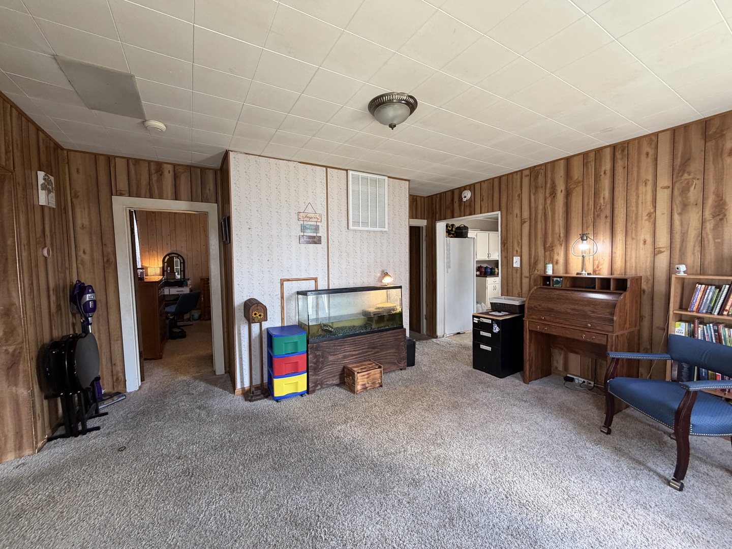 405 East Seminary Avenue Hoopeston, IL 60942 - Photo 9 of 38 a living room with furniture gym equipment and a chandelier