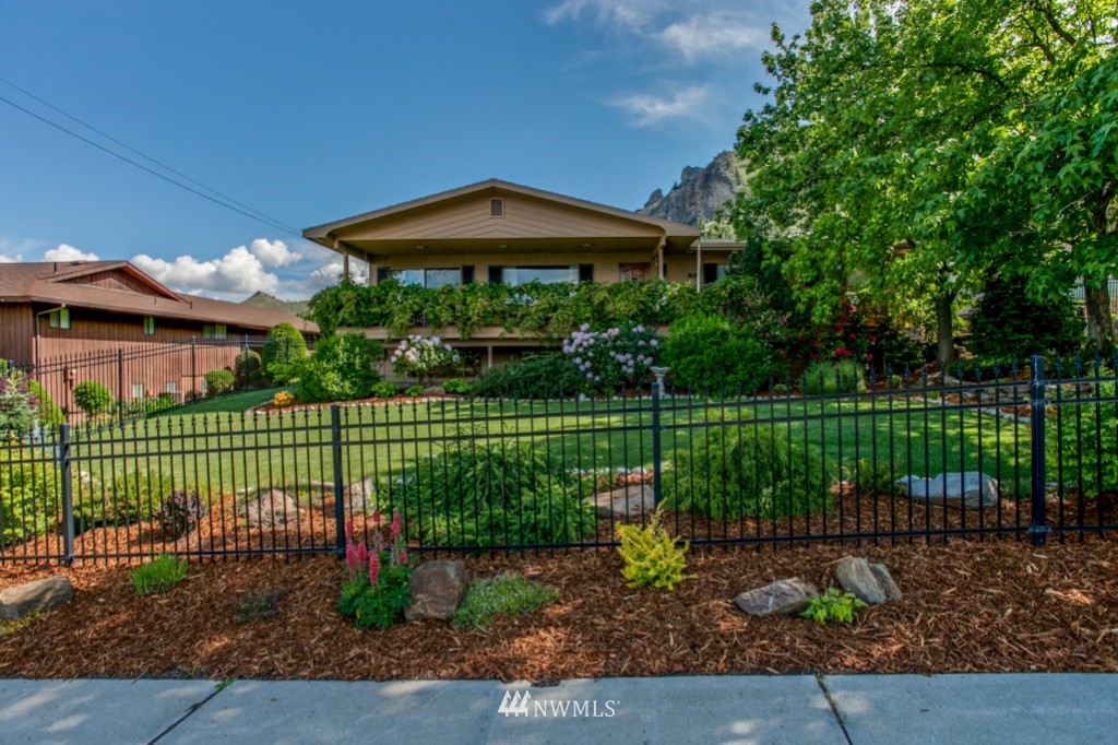 1409 Red Apple Road Wenatchee, WA 98801 - Photo 1 of 15 Gallery Image 1
