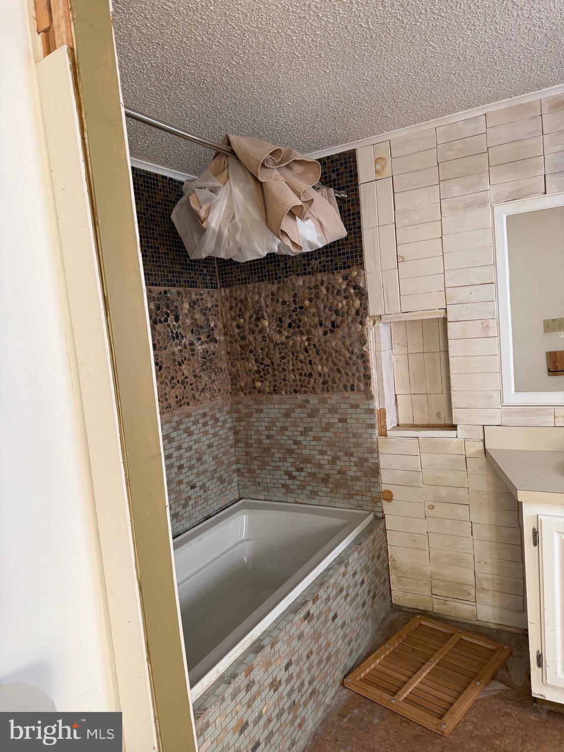 3 Juniper Circle New Hope, PA 18938 - Photo 18 of 18 a bathroom with a bathtub