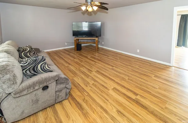 $204,900 | 408 Kennedy Drive, Mount Vernon, IN 47620