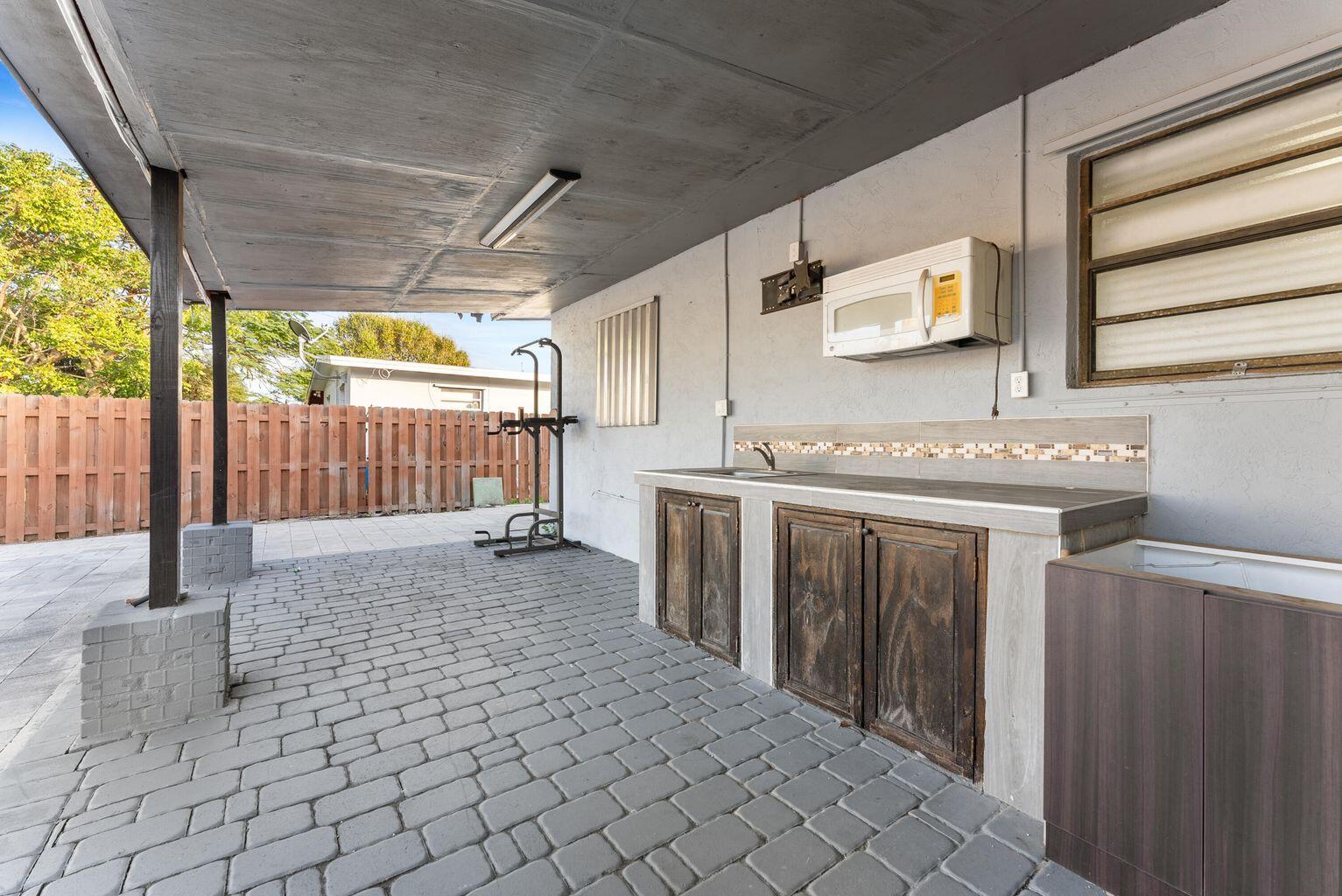 336 Ponte Vedra Road Palm Springs, FL 33461 - Photo 5 of 5 20250116143233597159000000-o