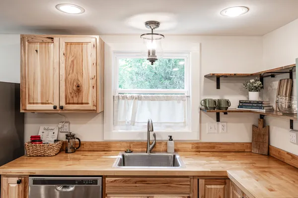 $855,000 | 249 Old Highway 31 West, Cottontown, TN 37048
