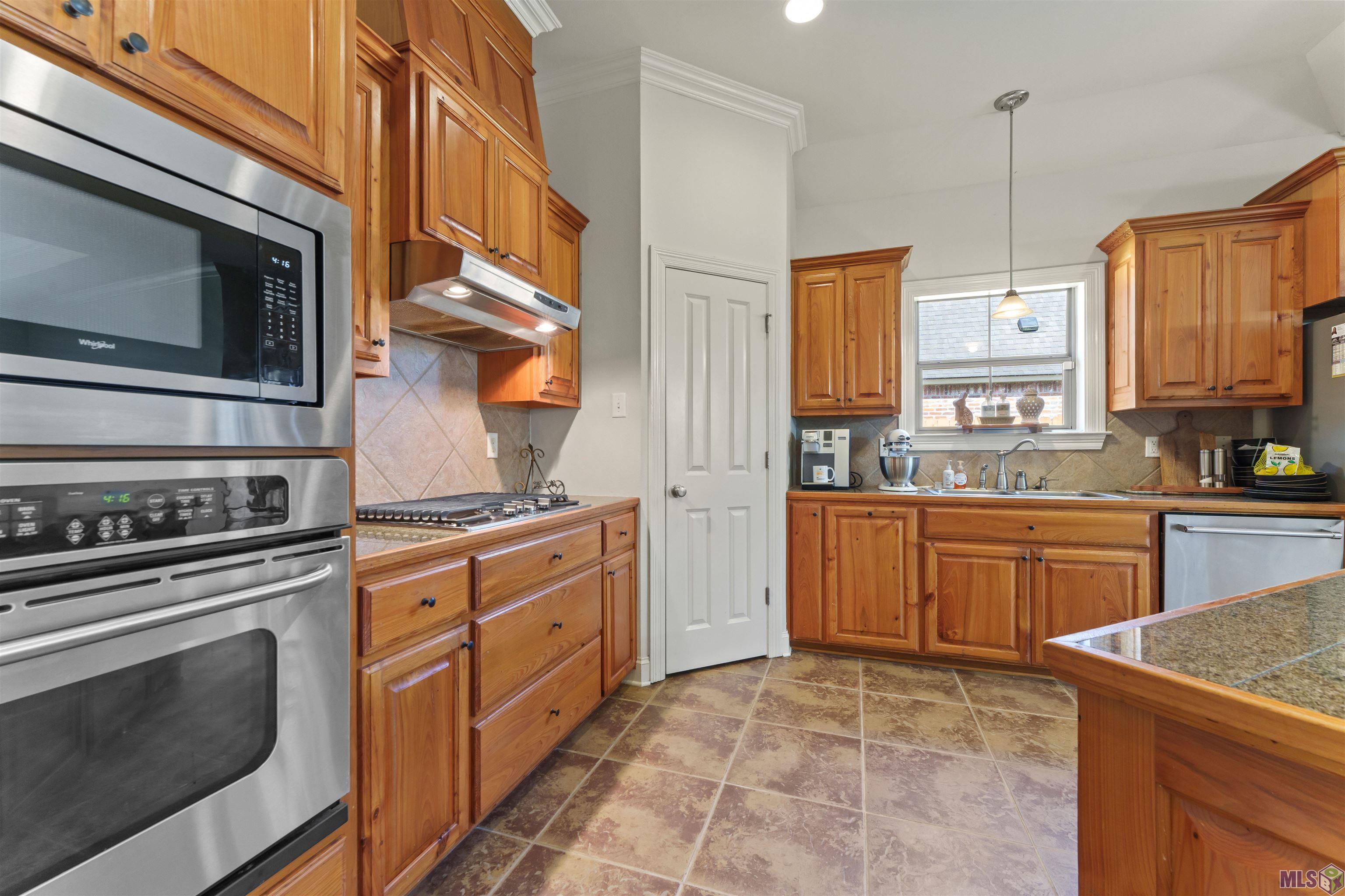 19212 Merlot Avenue St. George, LA 70817 - Photo 11 of 25 Kitchen