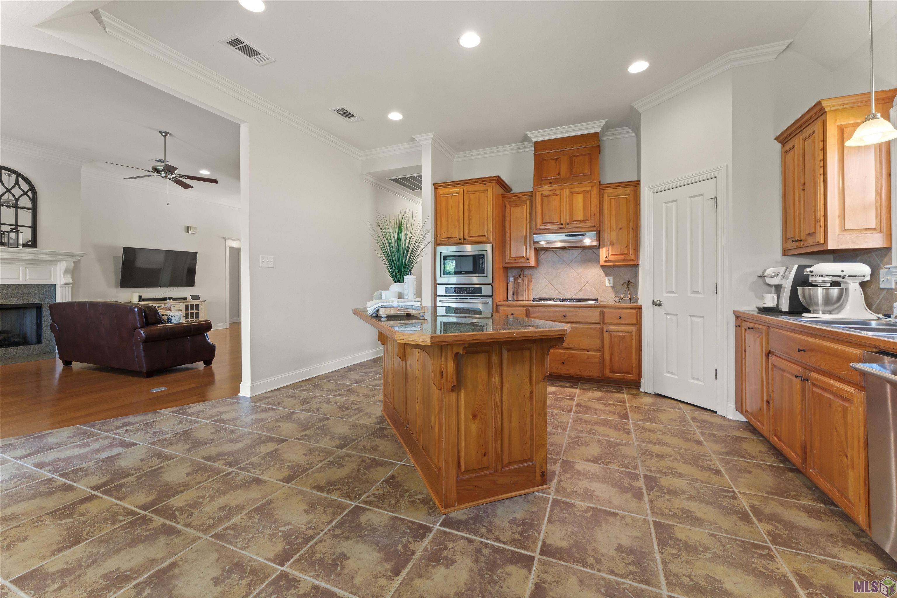 19212 Merlot Avenue St. George, LA 70817 - Photo 7 of 25 Kitchen and Living room