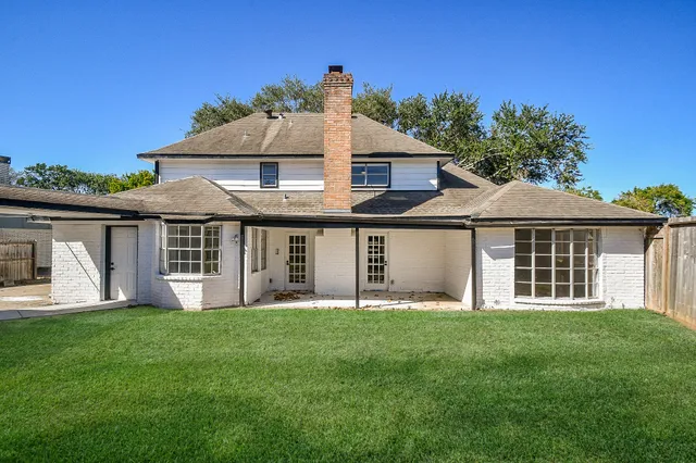 a view of a yard with a house