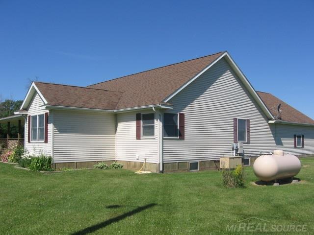 6235 Harrington Road Croswell, MI 48422 - Photo 8 of 46 31295348-7.JPG