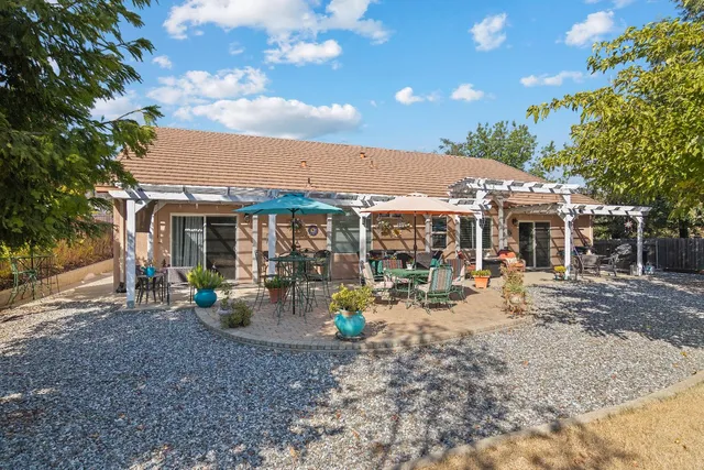 a view of a house with a backyard