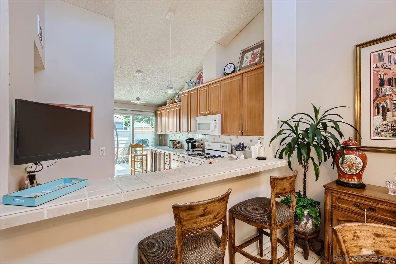 1812 Wilton Road Encinitas, CA 92024 - Photo 15 of 26 a dining room with furniture and a flat screen tv