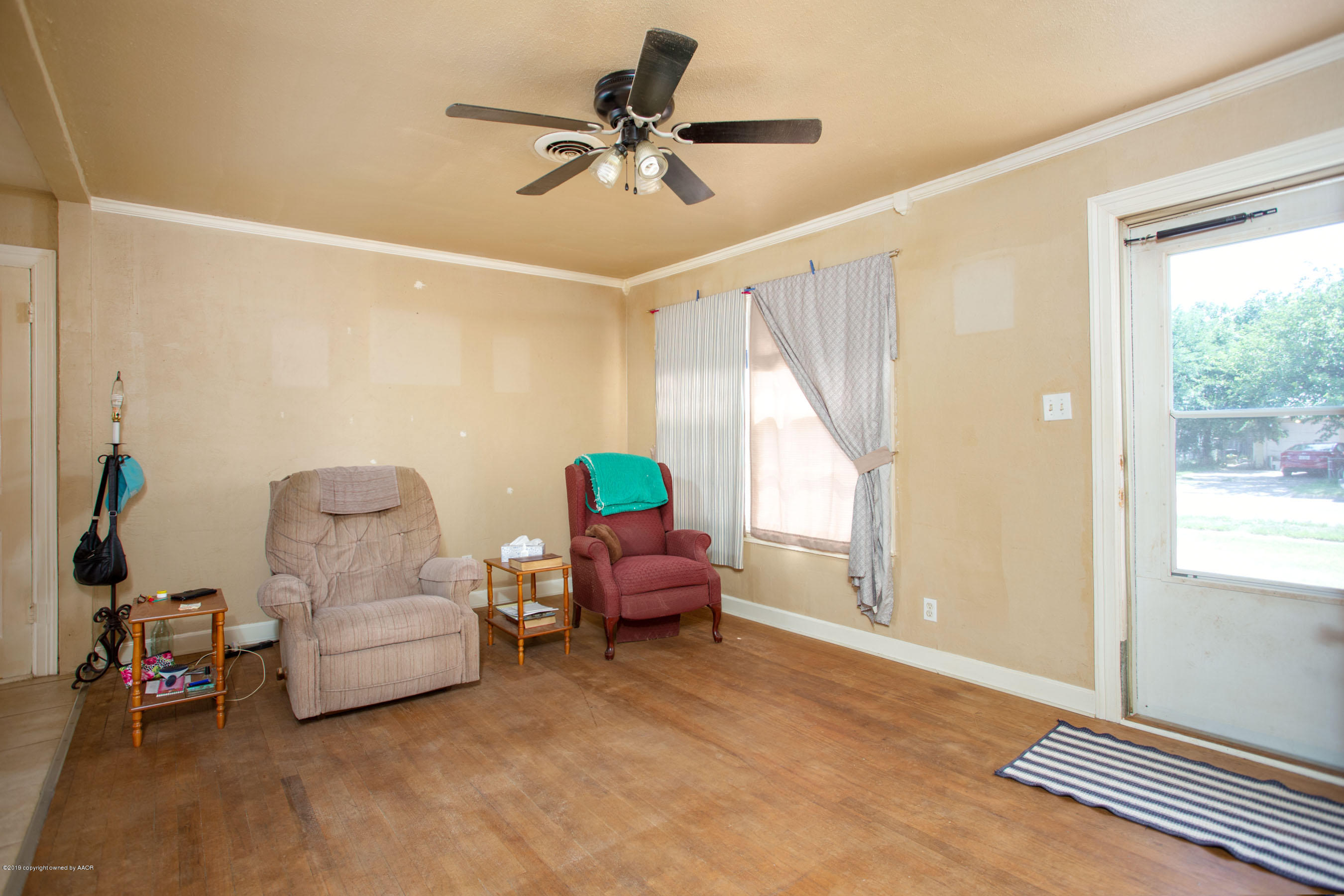 4210 South Hughes Street Amarillo, TX 79110 - Photo 8 of 18 Living area view 2