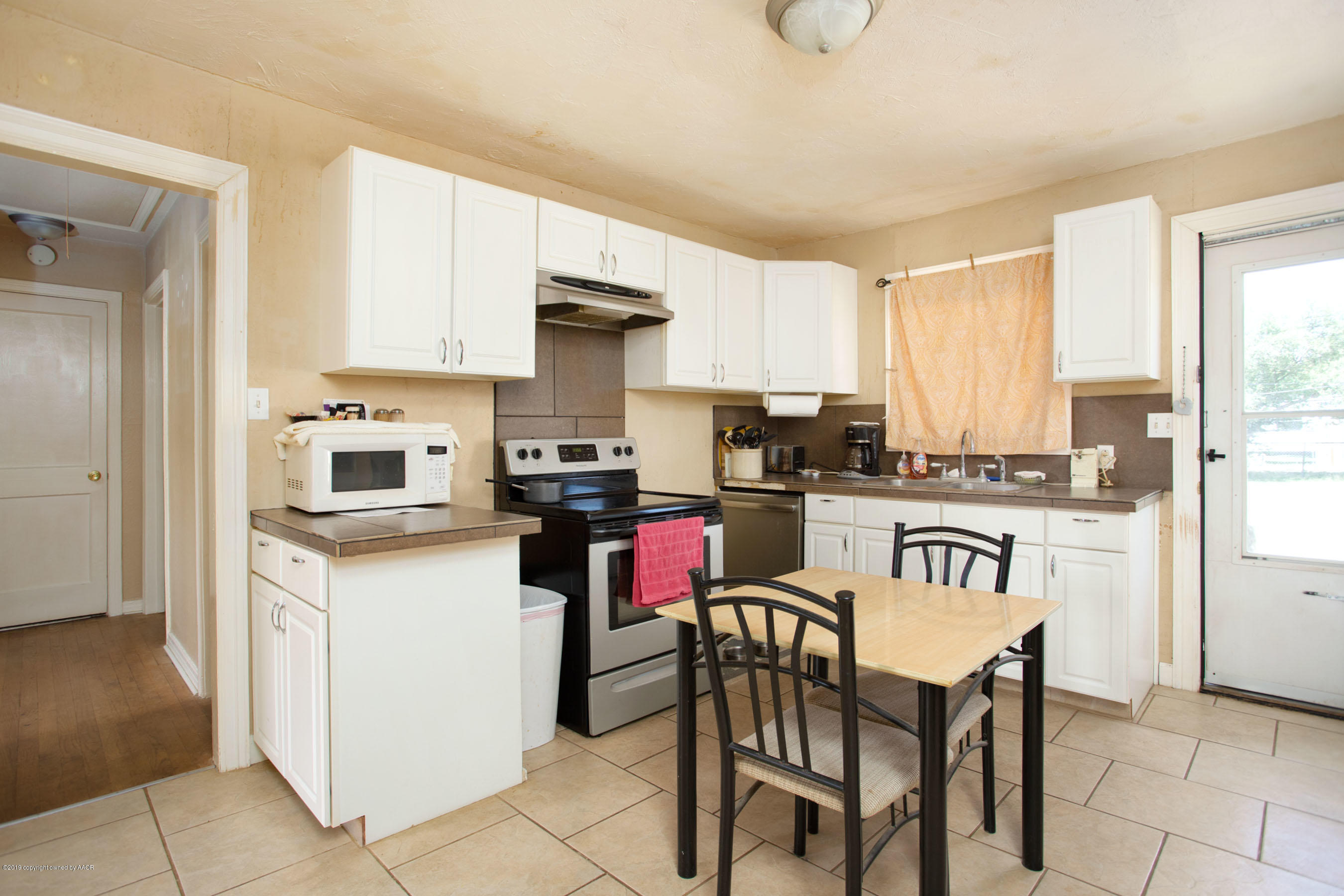 4210 South Hughes Street Amarillo, TX 79110 - Photo 9 of 18 Kitchen/dining view 1