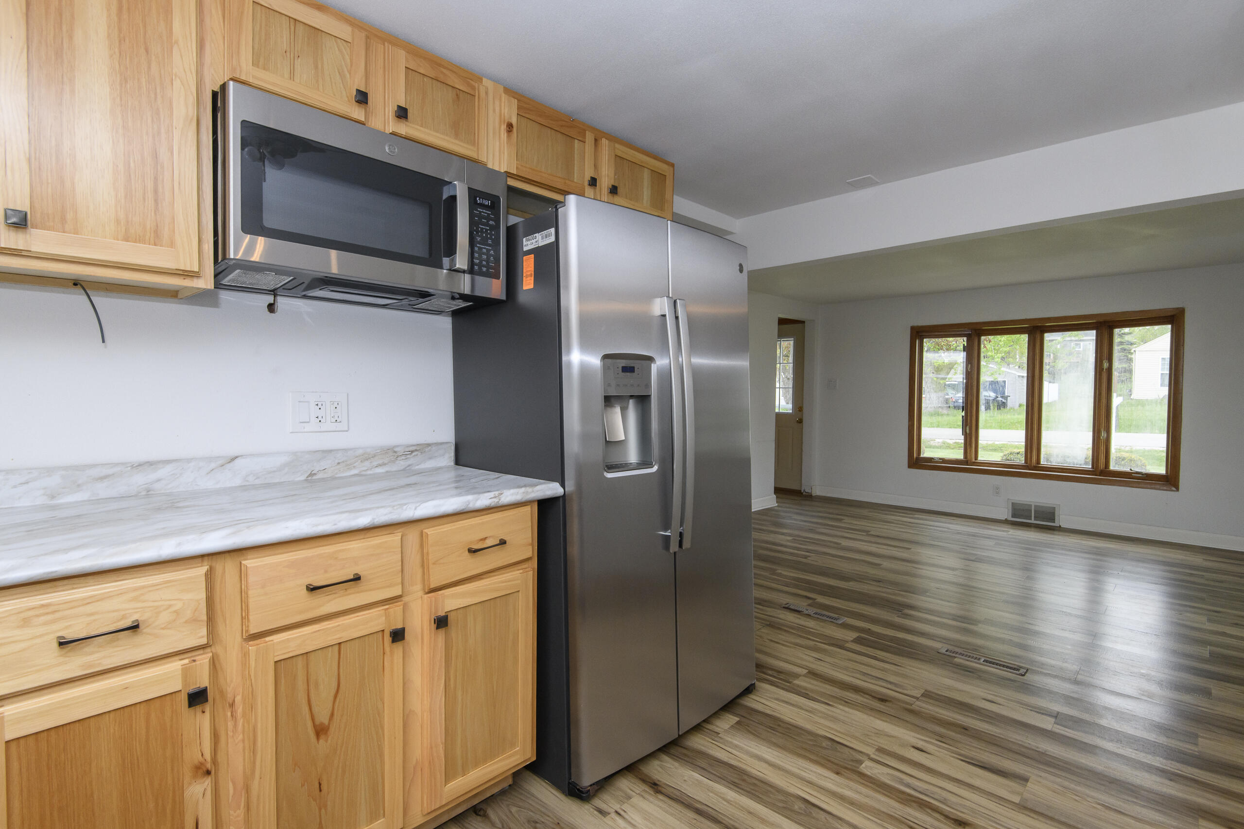 W271N2563 Pear Tree Lane Pewaukee, WI 53072 - Photo 5 of 47 Kitchen open to living room