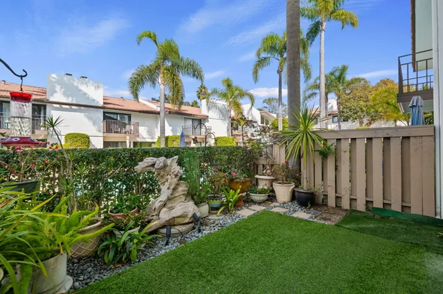 a view of yard with green space