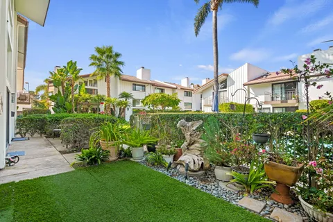 a view of yard with green space