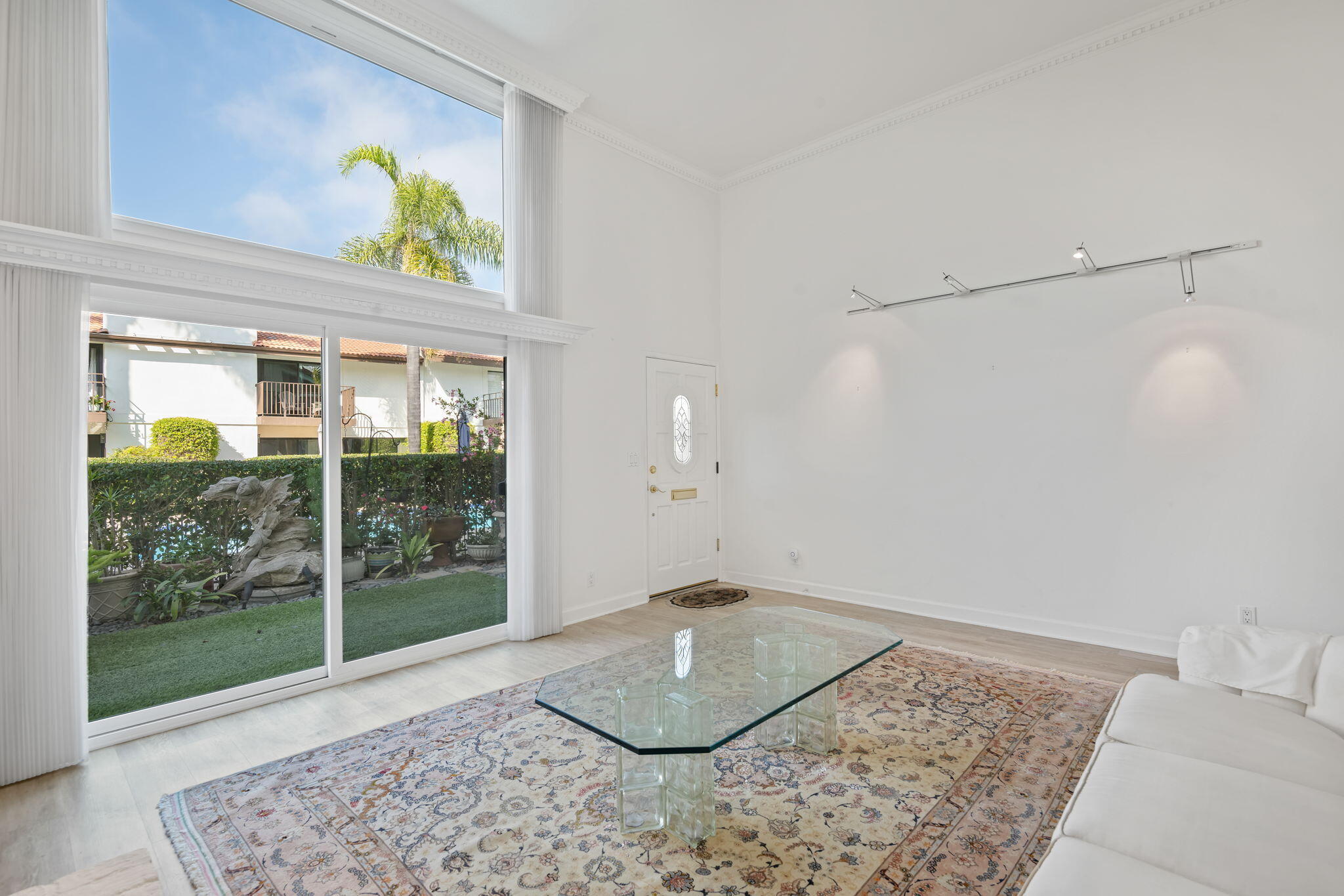 659 Del Parque Drive, Unit E Santa Barbara, CA 93103 - Photo 6 of 32 a room with a rug