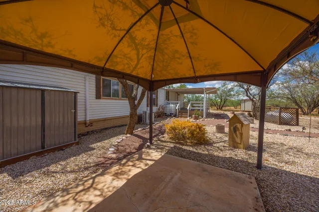 a view of a backyard