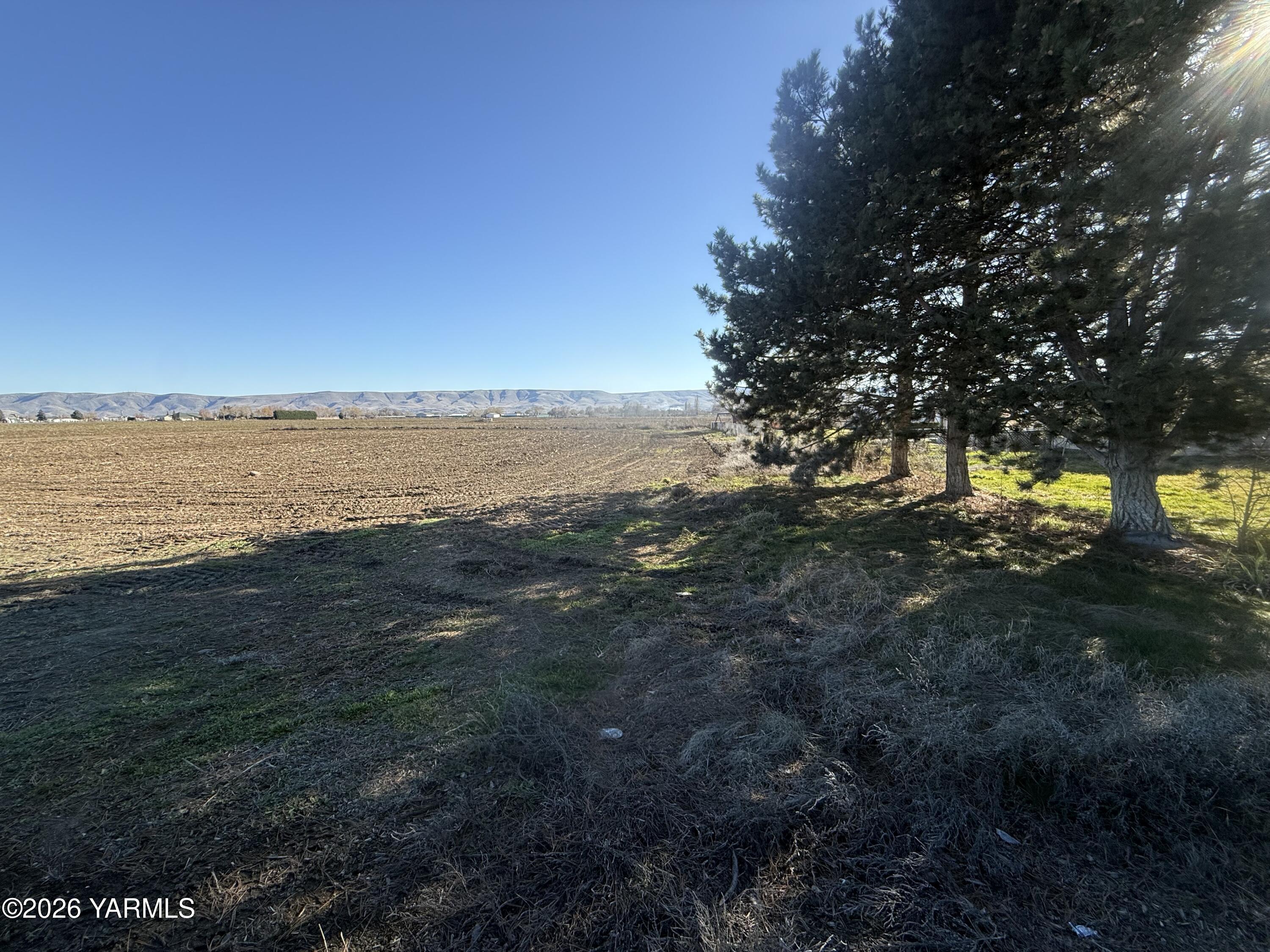 168505 West King Tull Road Prosser, WA 99350 - Photo 2 of 25 a view of an ocean and beach