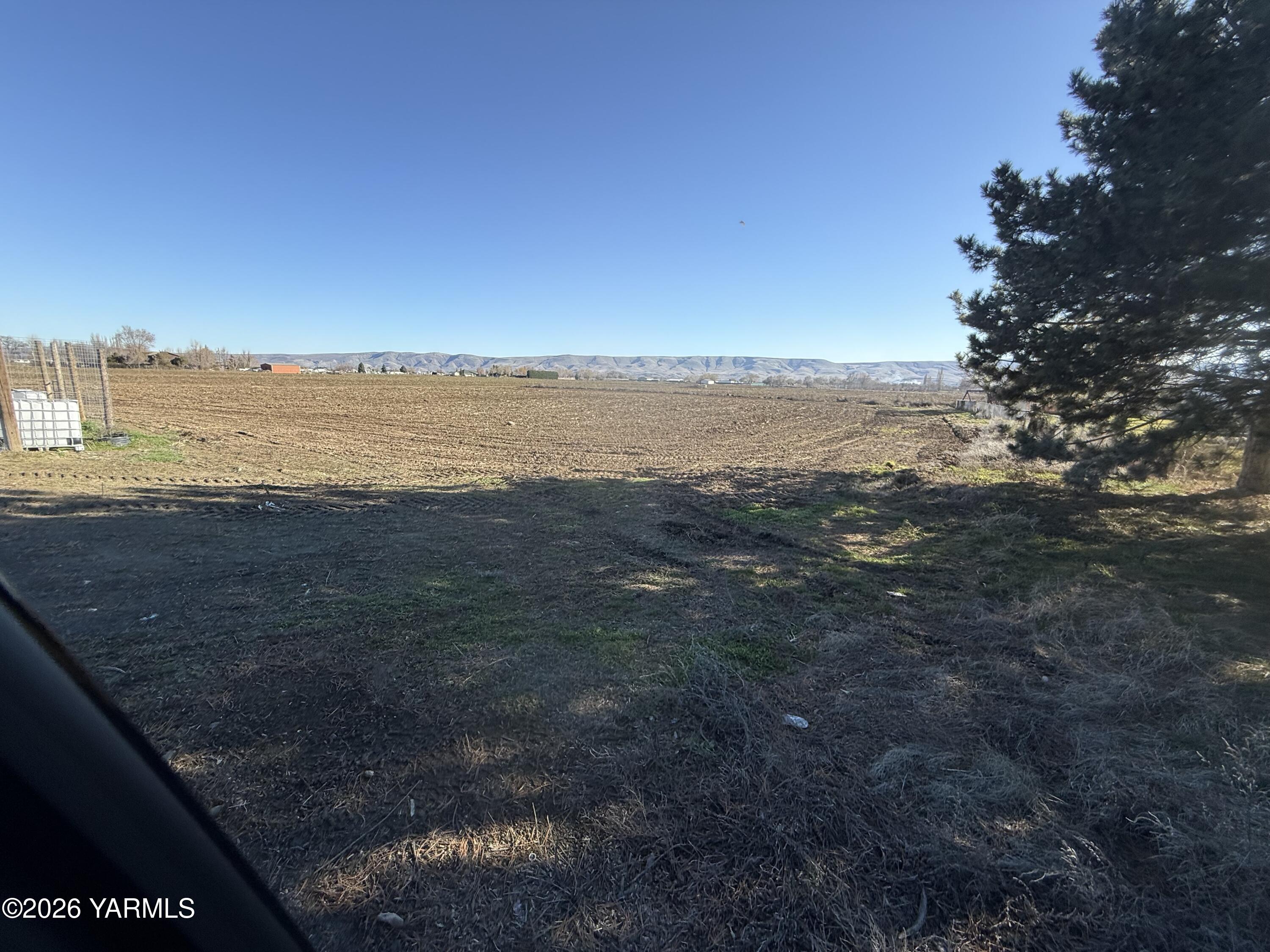 168505 West King Tull Road Prosser, WA 99350 - Photo 3 of 25 a view of an ocean and beach
