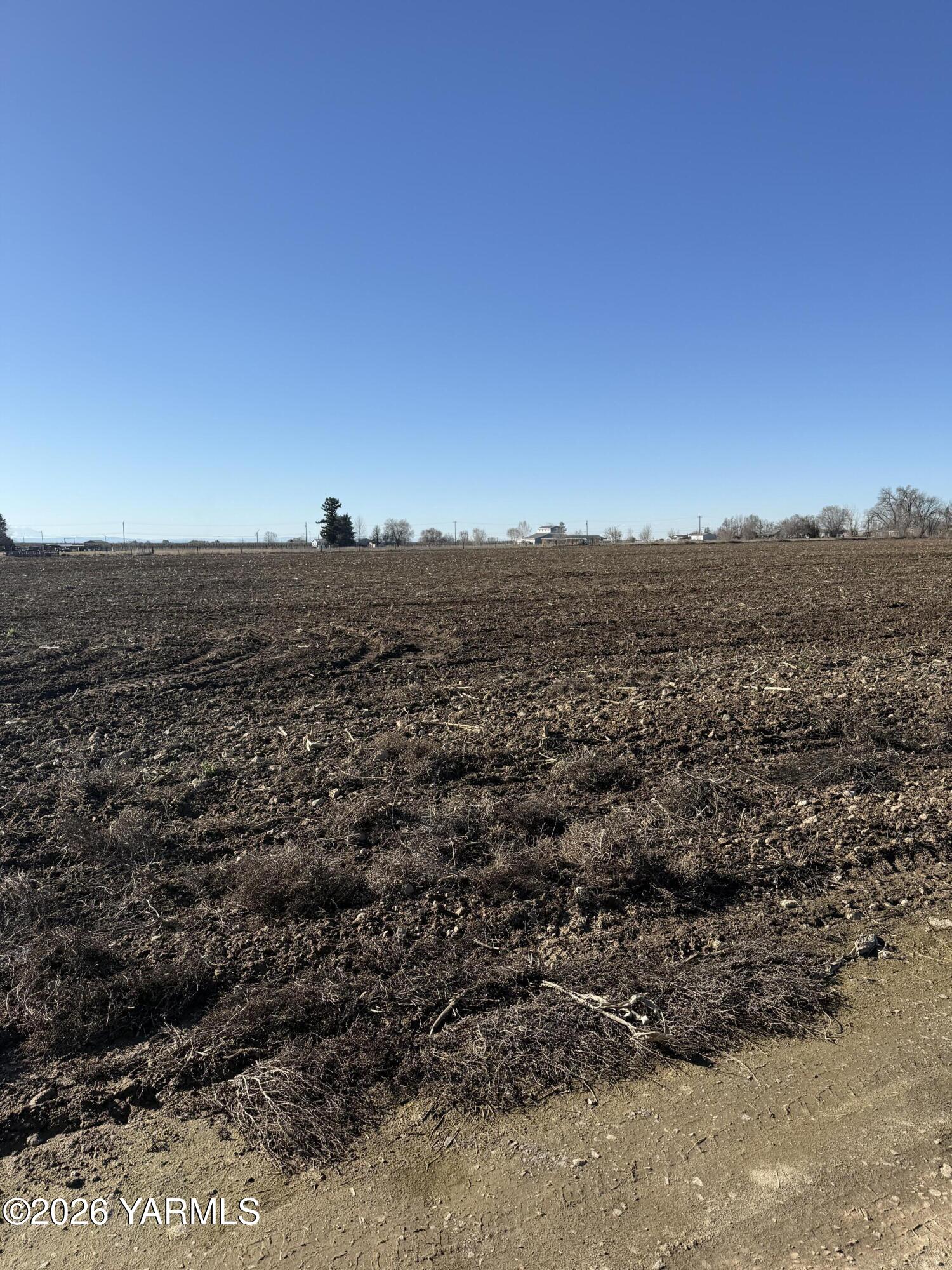 168505 West King Tull Road Prosser, WA 99350 - Photo 7 of 25 a view of city and mountain