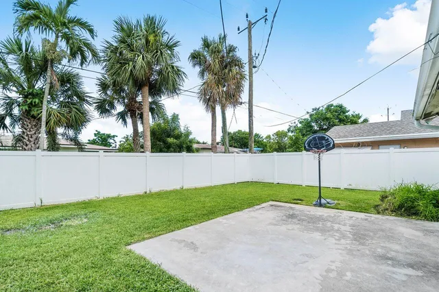 $3,250 | 3048 North Dixie Highway, Boca Raton, FL 33431