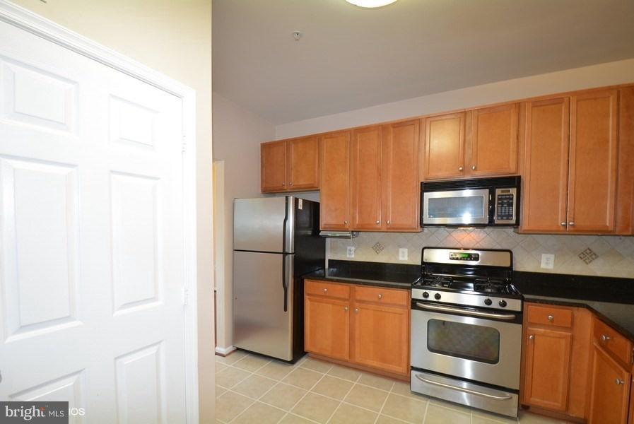 1515 North Point Drive, Unit 101 Reston, VA 20194 - Photo 9 of 30 Living Room