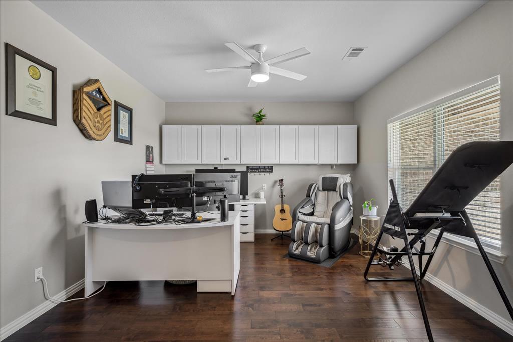 16159 County Road 347 Wills Point, TX 75169 - Photo 17 of 38 a living room with furniture and kitchen view