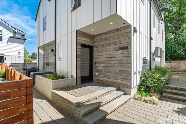 $539,999 | 10350 Wallingford Avenue North, Unit B, Seattle, WA 98133