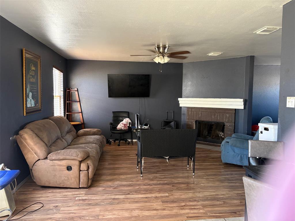 8753 Hunters Point Way Fort Worth, TX 76123 - Photo 4 of 9 Family Room