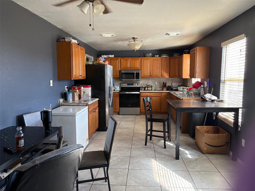8753 Hunters Point Way Fort Worth, TX 76123 - Photo 5 of 9 Dining room to Kitchen