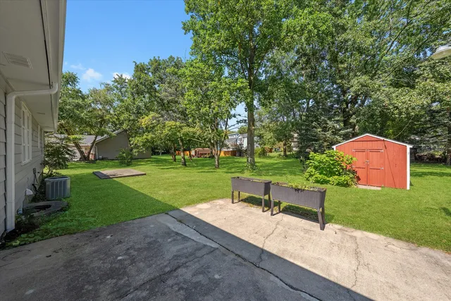 a view of a park with bench sitting area
