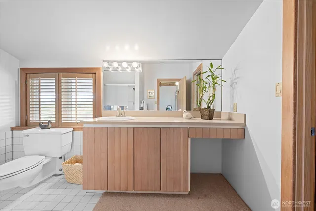 an empty room with windows and ceiling fan